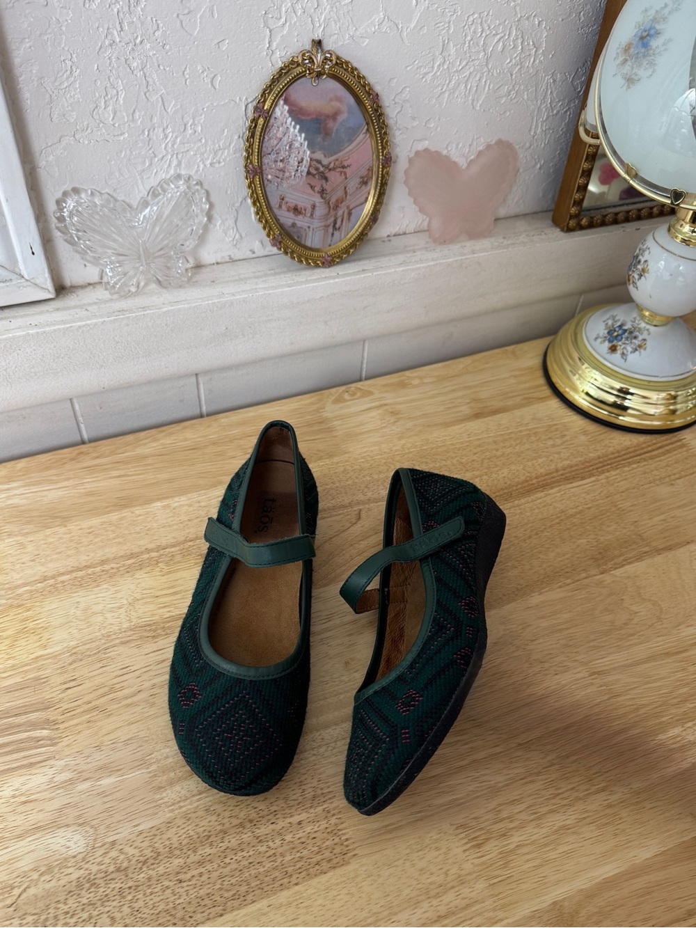 Taos Green Woven Mary Jane Flats Size 6 Artsy Y2K
Classic Comfort - Picture 10 of 12